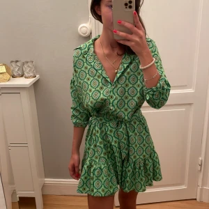 Zara klänning  - Super fin zara klänning som är använd en gång🤍