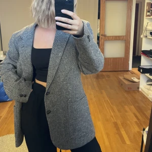 Oversized kavaj - En oversized kavaj som är lite tjockare så den passar perfekt som jacka också. Passar många beroende på vilken fit man vill ha, jag har vanligtvis stl 36.