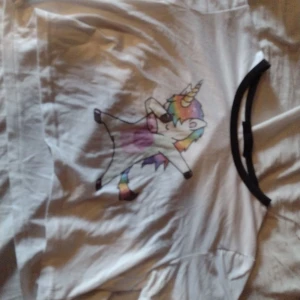 Magtröja med enhörning - Den är köpt från wish för några år sen. Ren och hel. Ganska kort, vet inte exakt vilken storlek men runt xs/s