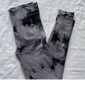 Träningstights - Ett par gråa träningstights med scrunch i baken (lånade bilder, skriv till om du vill ha fler bilder eller se hur dom sitter)