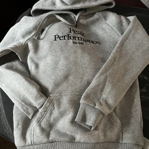 Peak performance Hoddie  - Säljer pga flytt  Är i storlek L men är liten i storleken så är som en S-M 
