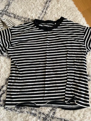 Stockholmstil sommar tröja - Skönt material! Måste tyvärr sälja för den är för stor.