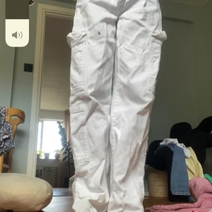 Vita byxor - Ett par vita byxor som jag inte använder längre och har tyvärr fått en liten blå fläck på som tyvärr inte går bort. ( blev lite skrynkligt när jag tog bilderna).