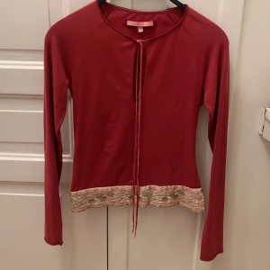 Voyage Passion tröja med hårband - Voyage Passion tröja i orange / rosa och beige / guld färgad bård finns att köpa för 250kr i storlek S. Jag kan skicka mot att köparen betalar frakten eller så kan vi mötas upp i Stockholm city. Tröjan är i bra skick för att jag har växt ur den tyvärr.