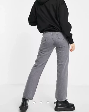 Jeans - Säljer de här jeansen från weekday i modellen Rowe.