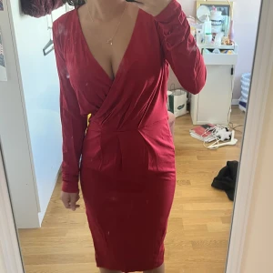 Klänning - Säljer min klänning jag har endast använt 1 gång❤️ den är lite stor för mig så den kanske inte sitter bra💕från bubbelroom