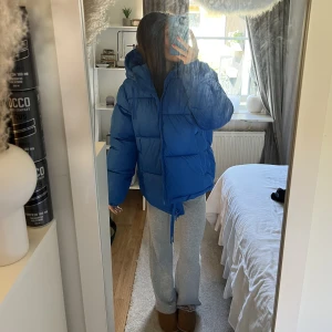 Vinterjacka - Slutsåld blå puffer jacka från hm i storlek S. Köpt förra året men använd endast ett fåtal gånger, därav i väldigt bra skick! Skriv om ni har frågor🫶🏻