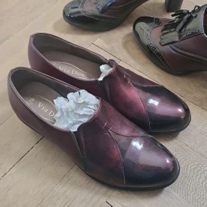 Vinröda Skor Strlk 40 🌟  - Säljer dessa fina Via Dos skor storlek 40, sköna och fint material. Använda men i fint skick! Fungerar bäde inne och utomhus 🌸🌸