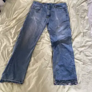 Säljer ett par Levis Jeans 505 i storlek W36 L32!