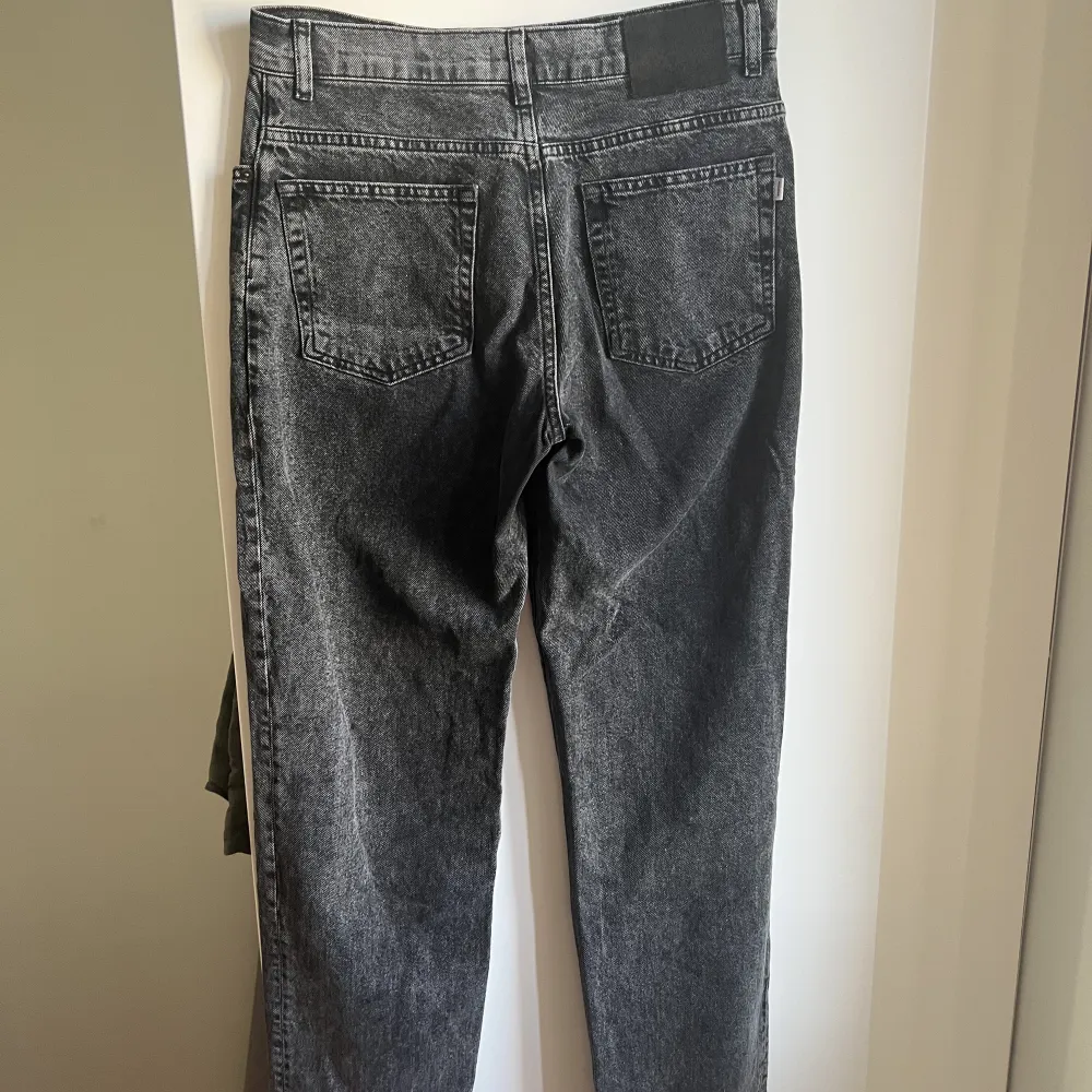 Säljer ett par woodbird leroy thum black jeans i väldigt bra skick. Storlek 29/32, ny pris 899 kr. Jeans & Byxor.