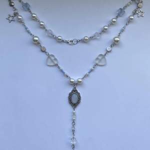 Rosary inspirerat coquette halsband! Pärlor i blå, vit och genomskinlig+stjärnor. Hängsmycket kan bytas ut mot någon på sista bilden:]
