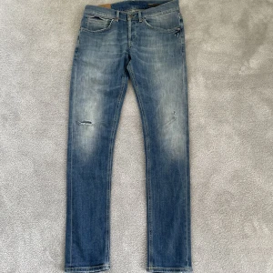 Dondup Jeans 31 - Säljer dessa feta Dondup jeans i storlek 31 | Skick: 7.5/10 | Nypris: 6000 | Mitt pris: 650 kr | Hör av er vid minsta fråga eller fundering :)