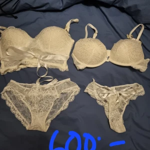 OANVÄNDA underkläder från Intimissimi - Säljer helt OANVÄNDA underkläder från Intimissimi. Strl BH: 80C, trosor strl M.