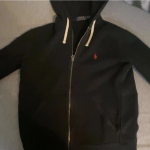 Kofta  - Säljer min Ralph lauren kofta som är bland mina favoritmärke när de gäller kofta. Jätte bra skick.