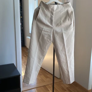 Kostymbyxa beige  - Kostymbyxa ifrån zara, aldrig använd endast testad, väldigt fint på. Benen är raka kan skicka fler bilder på begäran. 