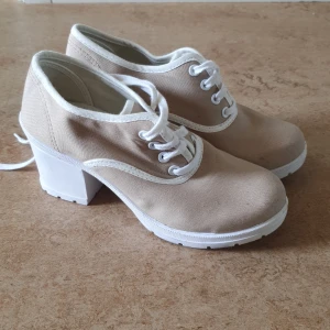 Skor  - Vit-beige:a skor med klack. 