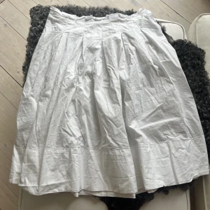 Vit studentkjol Kookai - Vit studentkjol, använd en gång, storlek 36 men passar även 34. 
