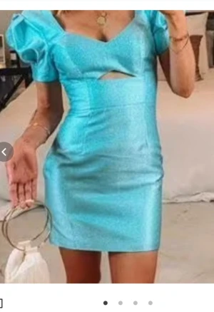 MOSSMAN THE SIREN MINI DRESS  - MOSSMAN THE SIREN MINI DRESS stl XS, använd en gång,i nyskick. nypris 1000 kr.