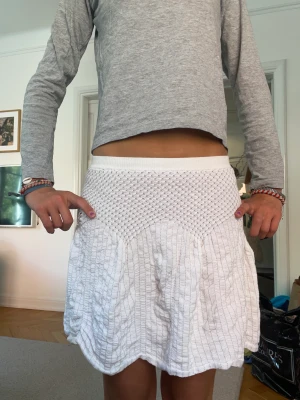 Zara kjol - Säljer denna super fina kjol ifrån zara i storlek 120 men sitter som XS-S och var även ett litet hål som ni ser på bilden (köparen står för frakt)🥰🥰