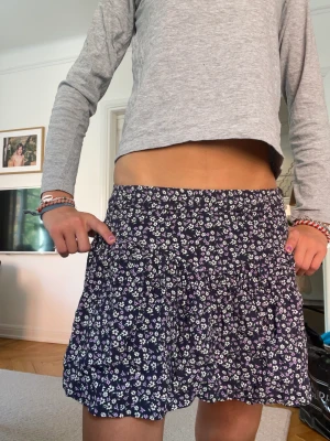 Blommig kjol - Säljer denna super fina kjolen ifrån zara i storlek 134 men sitter som XS-S (köparen står för frakt)🥰🥰