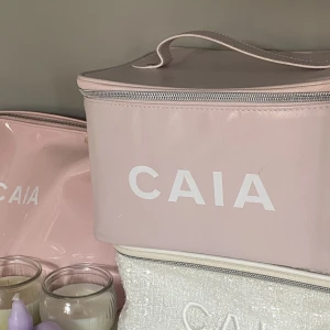 Caia necessär💕 - Rosa caia necessär, bra skick förutom lite smuts i botten (bild 3) men väldigt fin! Säljer då jag har två💞