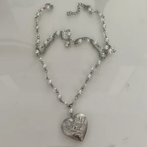 Y2K halsband - säljer detta gulliga silverhalsband med hjärta och pärlor 💖det går att öppna och lägga något litet i, som ett litet foto/papperslapp! kan mötas upp i Stockholm, annars står köpare för frakt 
