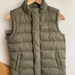 (GANT) väst - Säljer gant västen då den aldrig kom till användning köpte den förra året för 1500kr sen har den luggit i garderoben då jag köpte en till jacka  Till dig som behöver en väst passar bra till sommaren. Bara höra av dig ifall nån har några frågor  Mvt Wille