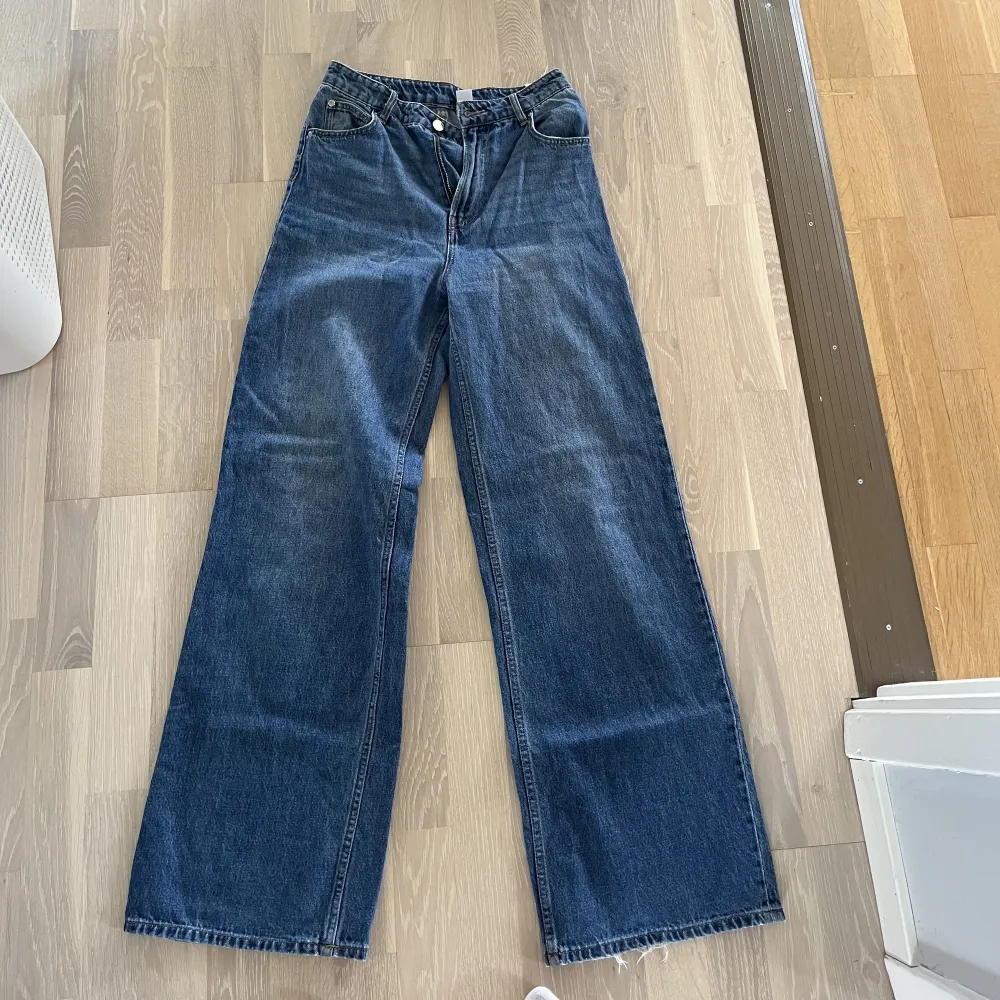Säljer ett par blåa vida jeans från hm💙. Jeans & Byxor.