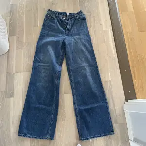 Säljer ett par blåa vida jeans från hm💙
