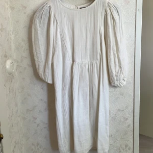 Student/Konfa klänning - Perfekt klänning för studenten eller konfirmationen. Använd en gång för konfirmation men inget tecken på användning. Har puffärmar och knutdetaljer i ryggen. 