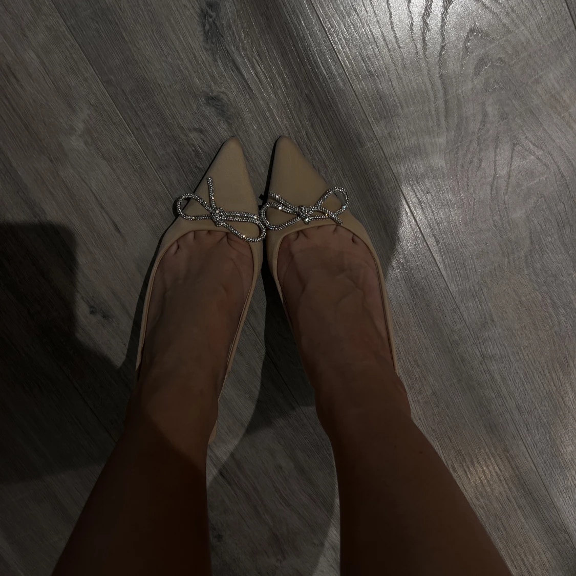 Klackar med diamantrosett