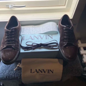 Lanvin skor - Lanvin skor i bruna! EU 43 men passar 44 också. De är i grymt skick (9/10) och tillkommer Lanvin-dustbag. Säljer dem för endast 2200 (nypris: 4500kr). Kan frakta via Postnord. Hör av dig vid frågor eller funderingar. Har kvitto 😁😁