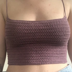 Virkad topp 🌸 - Säljer virkade toppar som jag gör själv på beställning 🌸 går att få i olika färger samt med eller utan ränder💕