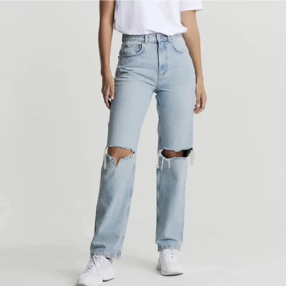 Jätte fina jeans ifrån ginatricot i storlek S. Ordinarie pris är 600kr men säljer nu för 125kr + frakt. Super bra skicka🤍🫶🏽. Jeans & Byxor.