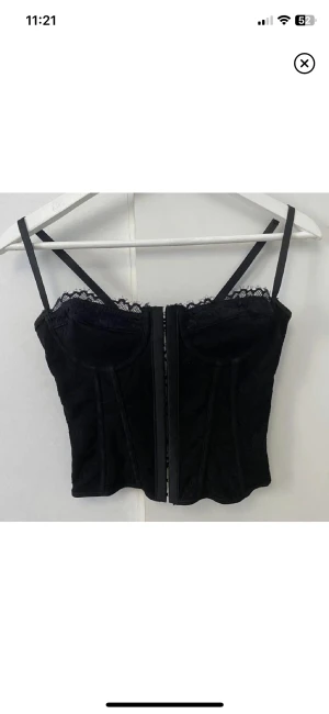 Korsett  - Lånade bilder men är exakt samma topp! Toppen är nästan aldrig använd då den är lite för liten. Från shein.
