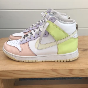 Nike Dunks storlek 38,5 - Säljer Nike Dunks 38,5 i bra begagnat skick. Se bilder ❤️