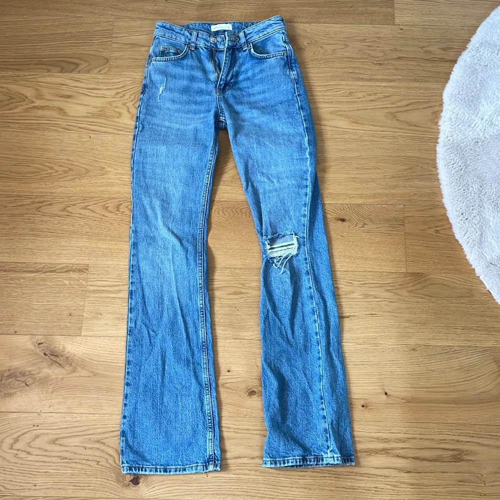 Dessa jättefina utsvängda byxor från Gina säljs nu, de är använda 1 gång, MAX 2 och ser som nya ut, säjs då de inte passar !💕. Jeans & Byxor.