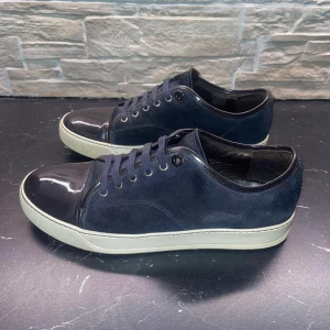 Lanvin skor - Hej! Säljer nu dessa Marin blå lanvins med glansig toebox. Skorna är storlek UK 7 vilket motsvarar ungefär 41-42 europeisk storlek. Bra skick men har slitage och två små fläckar. Möts upp göteborgsområdet eller postas spårbart på köparens bekostnad.