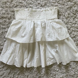Vit volangkjol - Säljer en vit volangkjol från shein som aldrig har använts. ❤️ Den är stretchig i midjan och passar därför både små och större storlekar. Originalpriset är 149kr. Köpare står för frakt! 🫶