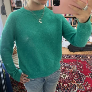 Stickad zara tröja - En superfin stickad tröja. Köpt på zara för 2 år sedan men använd ett fåtal gånger. Nypris 400kr. Möts i Stockholm annars står köparen för frakt.💗💗