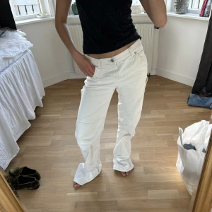 Cargo jeans - Säljer dessa supersnygga cargo jeansen från Mango🎀🎀för långa på mig som är 160 cm lång, så brukar vika upp de 