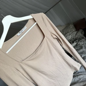 Långärmad topp - Säljer denna beiga långärmade tröjan, stl S från nakd 🤍