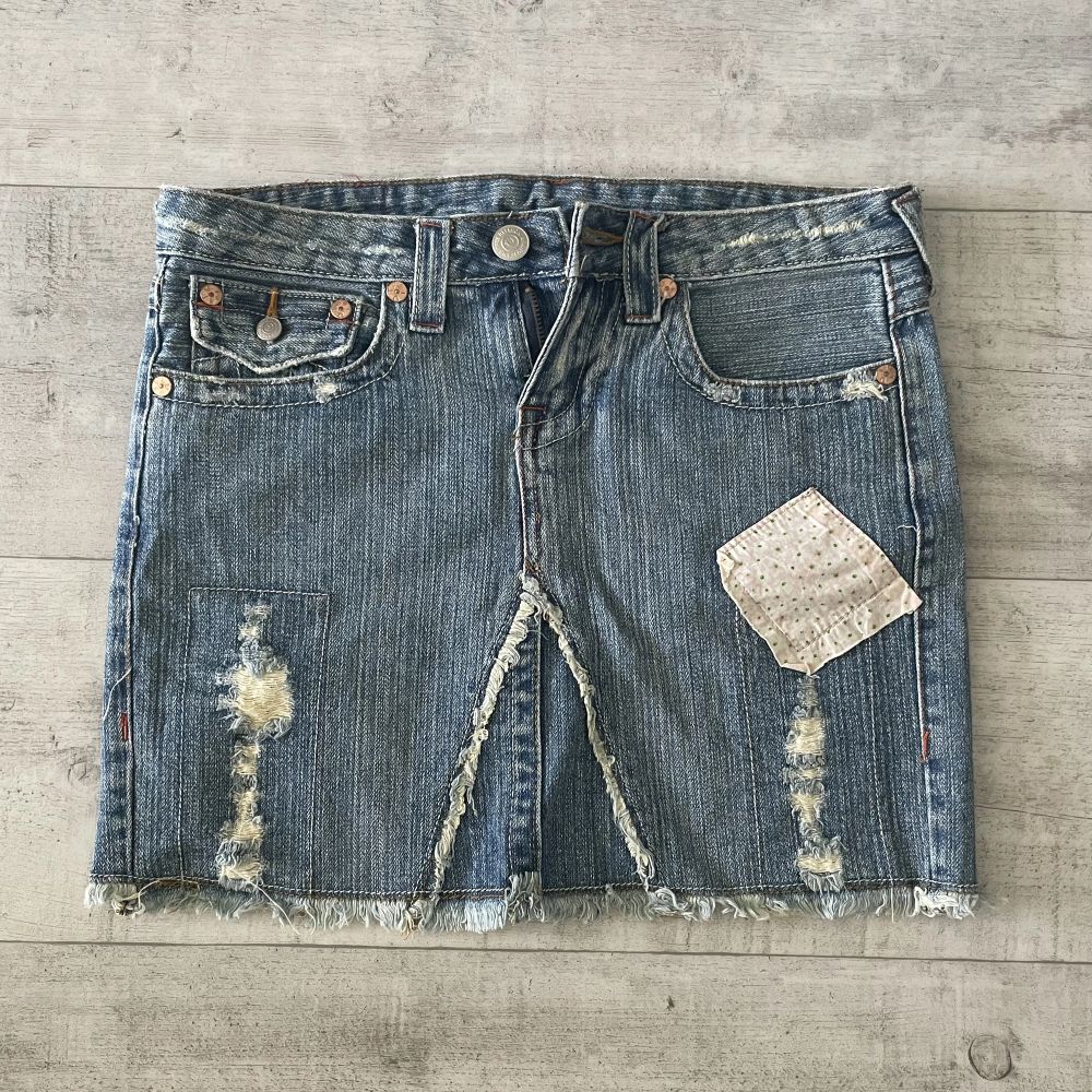 Söt jeanskjol från true religion ❤️ Midjemått 39cm Längd 38cm. Kjolar.