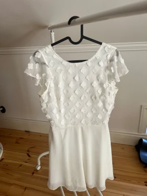 Studentklänning säljes!  - Student/examensklänning stl S säljes. Endast använd 1 gång.  200kr