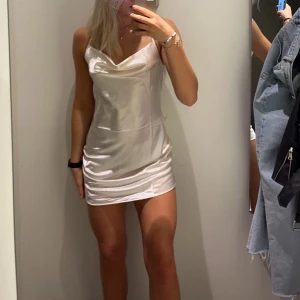 Satinklänning  - Vit satinklänning från hm i storlek S. Aldrig använd 