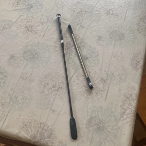 Spö och pannband  - Säljer ett hoppspö och ett glitterpannband i storlek ponny