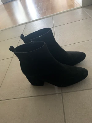 Stövletter - nyskick - Snygga klackar i nyskick