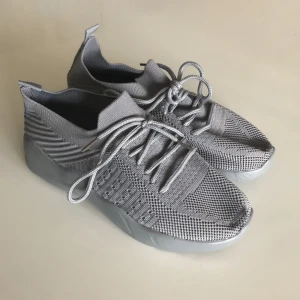 Sneakers - Oanvända sneakers stlk 37. Stor i stlk mer som 38