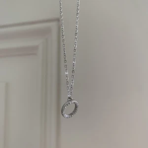 Halsband - Silvrigt halsband💗rostfritt, ej defekter