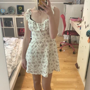 Sommrig klängig  - Den här klänningen är superfin men den var inte i min smak. Den är nog superfin på nån annan. Det är inte töjbar och om man är längre en 164 så är den nog lite liten. 